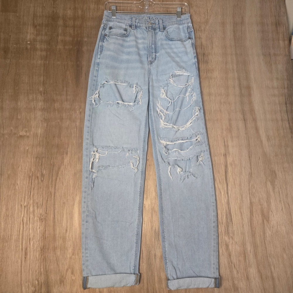 American Eagle Distressed High Waisted Relaxed Jeans Light Wash Size 4 Regular